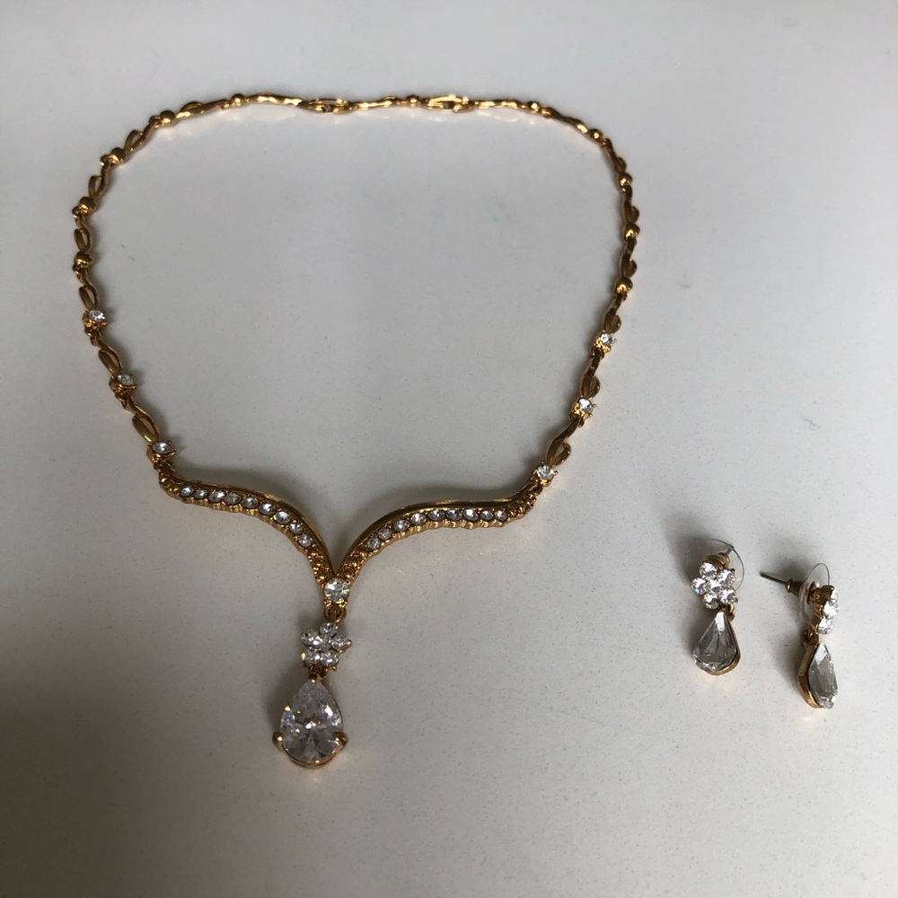 BNWT necklace and earrings set
